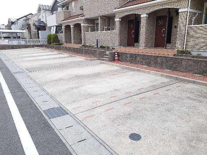 物件外観写真2　(駐車場)