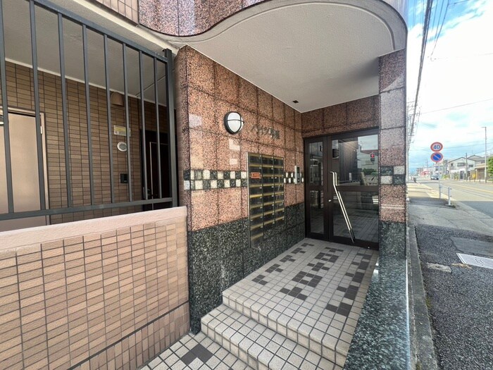 物件外観写真3　(エントランス部分)