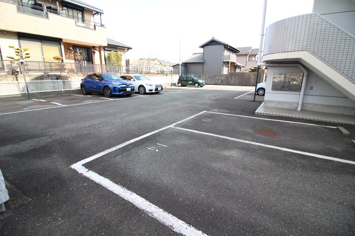 物件外観写真4　(駐車場)