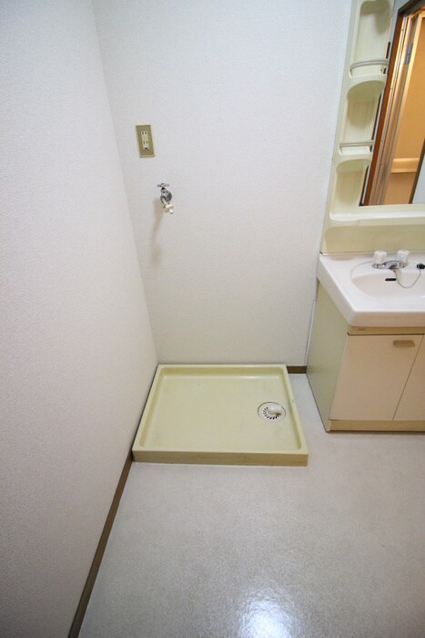 物件内観写真10　(洗濯機置場)