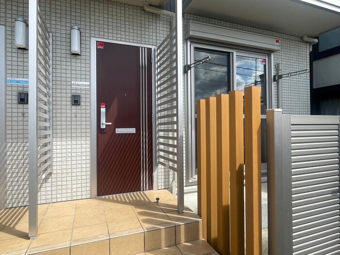 物件外観写真5　(エントランス部分)