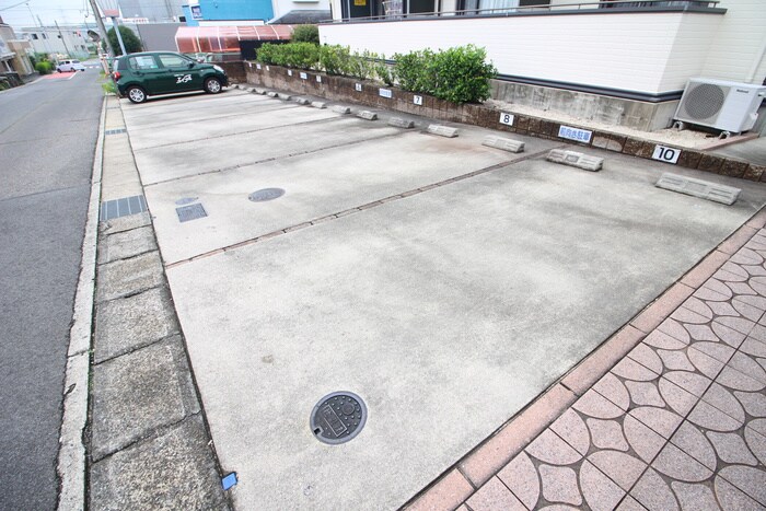 物件外観写真3　(駐車場)