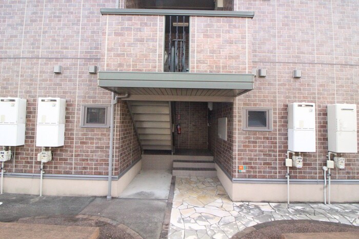 物件外観写真2　(エントランス部分)