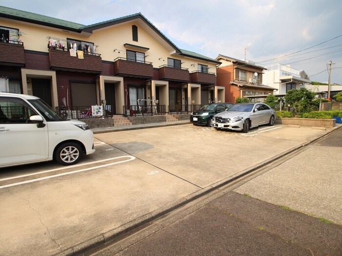 物件外観写真3　(駐車場)