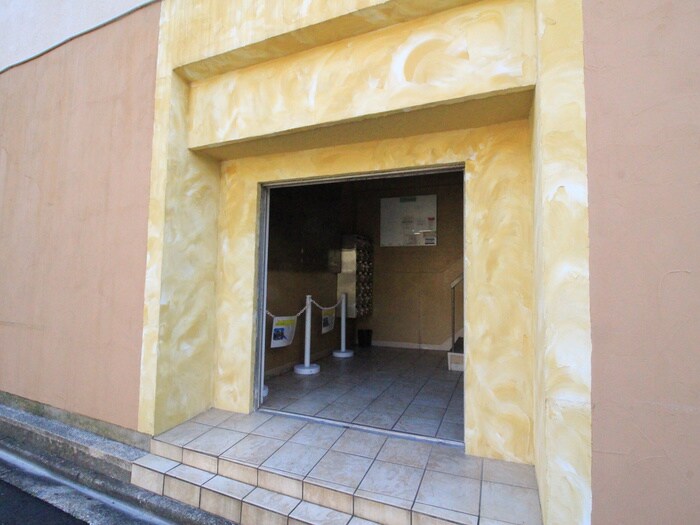 物件外観写真3　(エントランス部分)