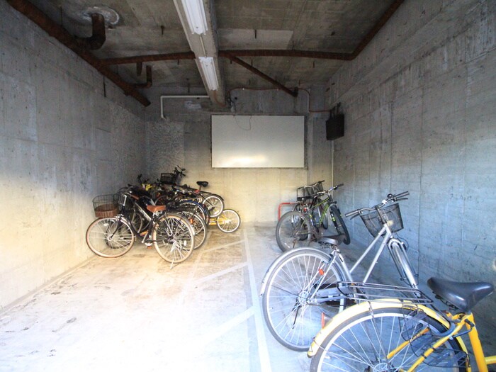 物件外観写真5　(駐輪場)