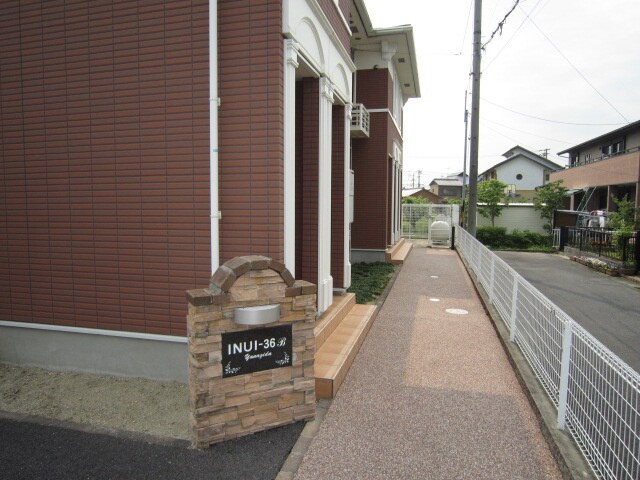 物件外観写真3　(エントランス部分)