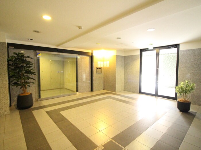 物件外観写真4　(エントランス部分)