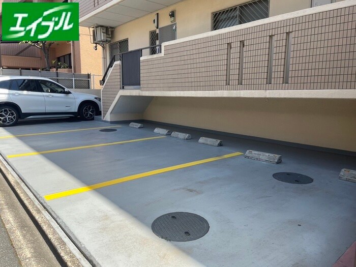 物件外観写真3　(駐車場)