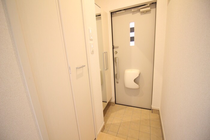 物件内観写真16　(玄関)