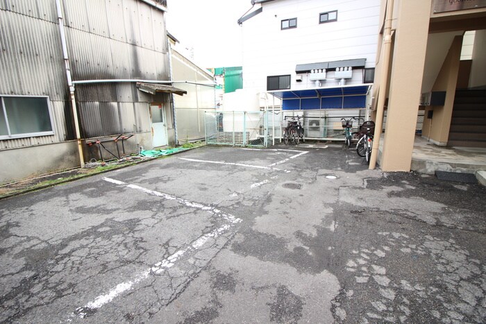 物件外観写真4　(駐車場)