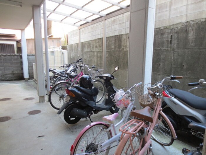 物件外観写真2　(駐輪場)
