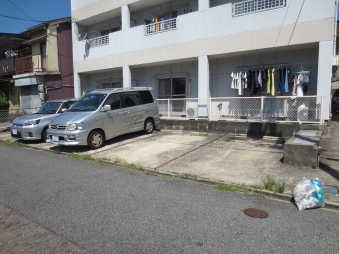 物件外観写真5　(駐車場)