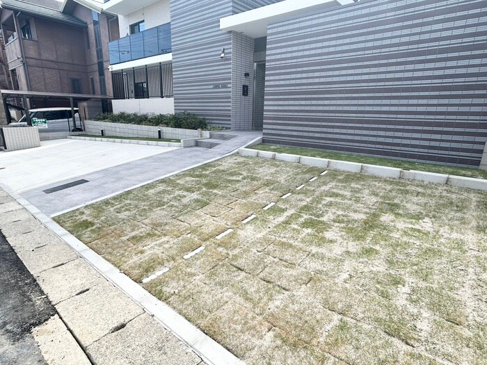 物件外観写真3　(駐車場)