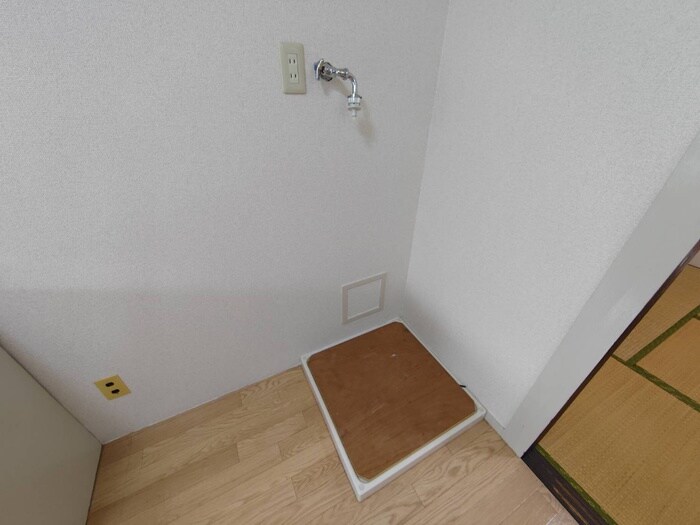 物件内観写真16　(洗濯機置場)