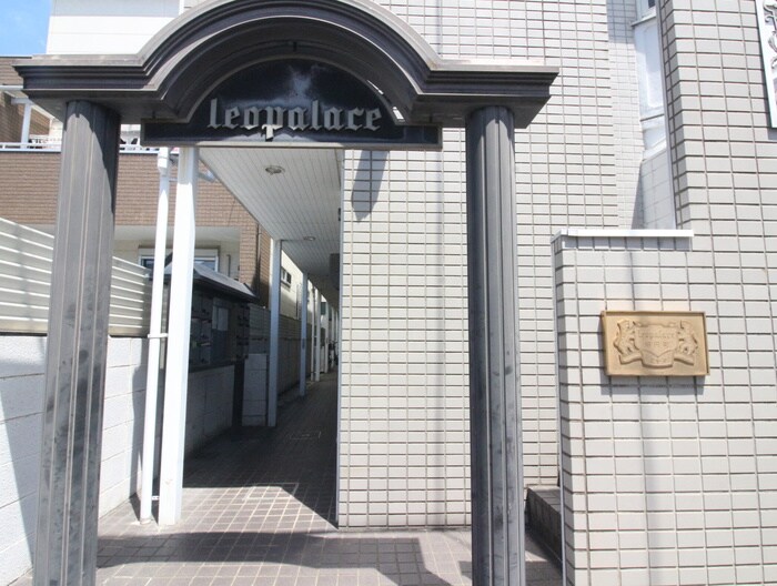 物件外観写真4　(エントランス部分)