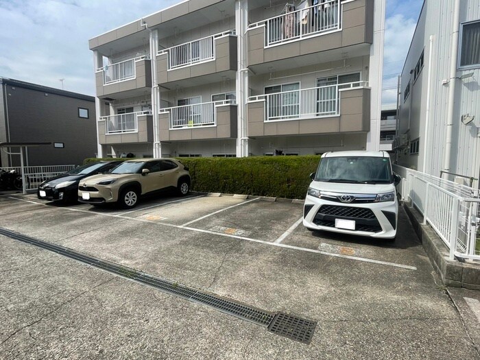 物件外観写真2　(駐車場)