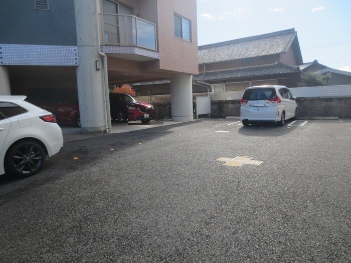 物件外観写真5　(駐車場)