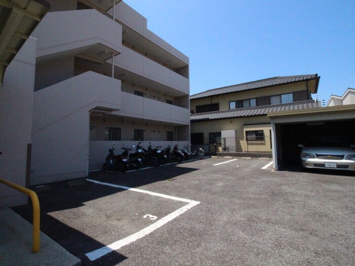 物件外観写真6　(駐車場)