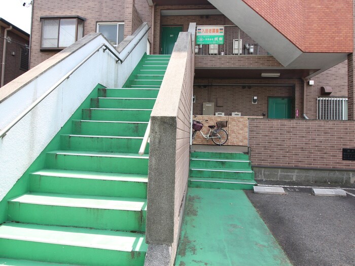 物件外観写真6　(エントランス部分)