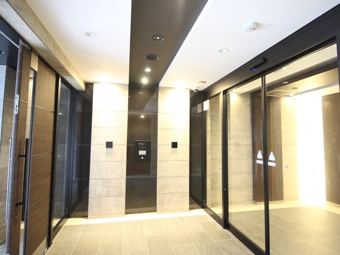 物件外観写真2　(エントランス部分)