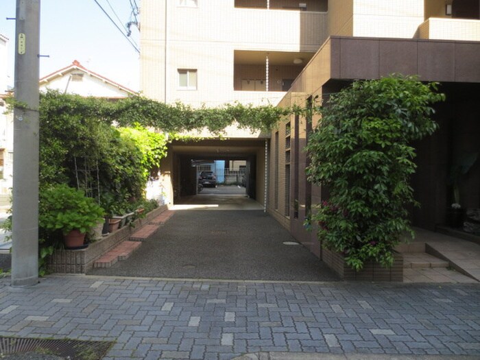 物件外観写真4　(駐車場)