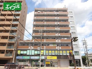 NTビル白壁外観写真