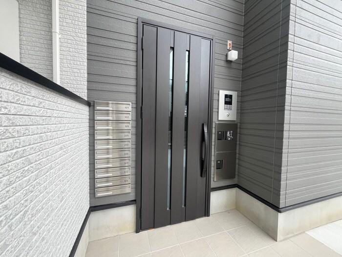 物件外観写真3　(エントランス部分)