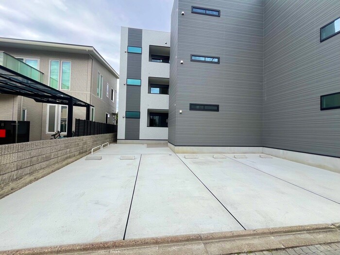 物件外観写真6　(駐車場)