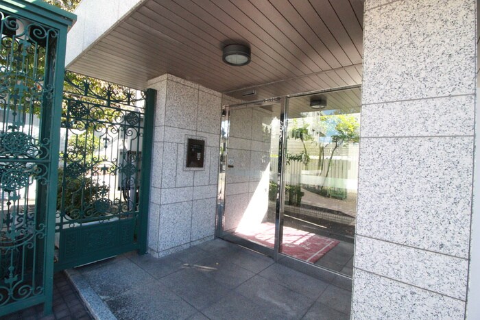 物件外観写真2　(エントランス部分)