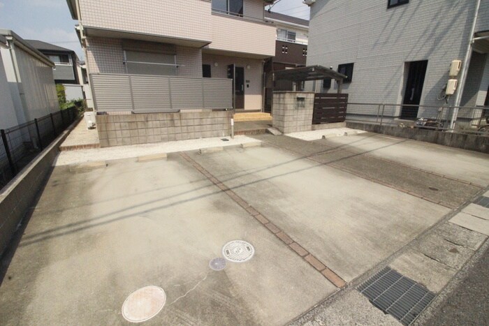 物件外観写真4　(駐車場)