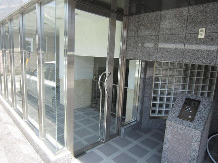 物件外観写真2　(エントランス部分)