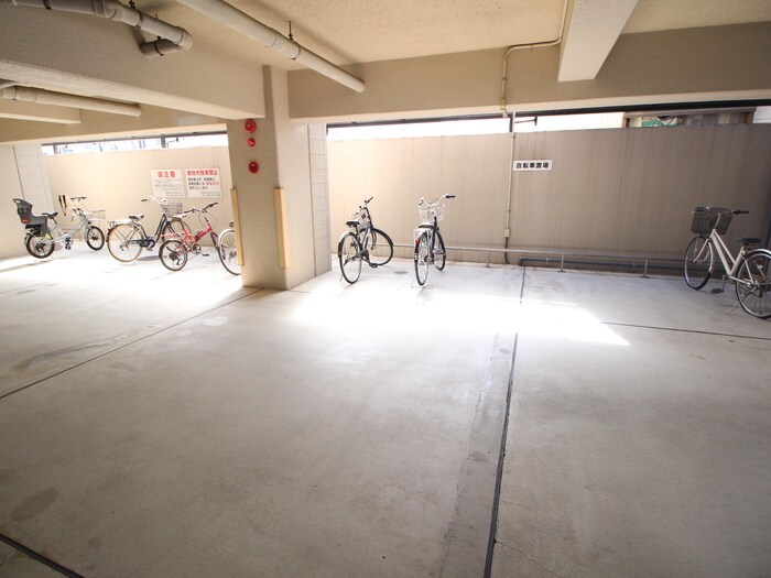 物件外観写真4　(駐輪場)