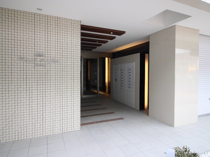 物件外観写真2　(エントランス部分)