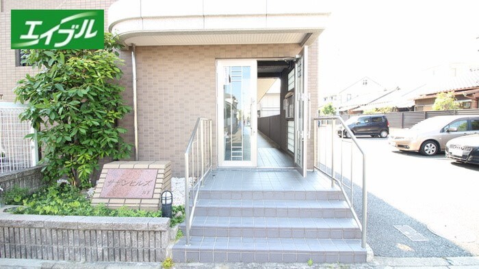 物件外観写真3　(エントランス部分)