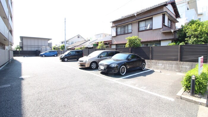 物件外観写真6　(駐車場)