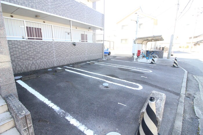 物件外観写真3　(駐車場)