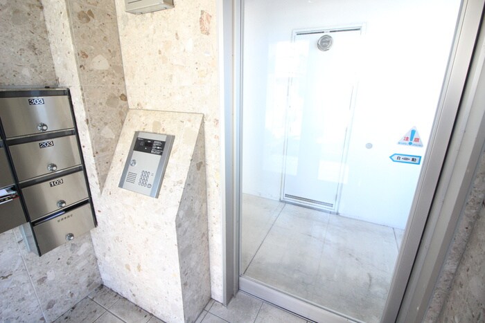 物件外観写真6　(エントランス部分)