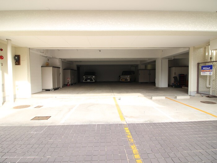 物件外観写真3　(駐車場)