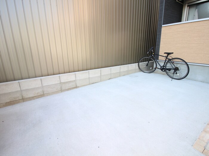 物件外観写真4　(駐輪場)
