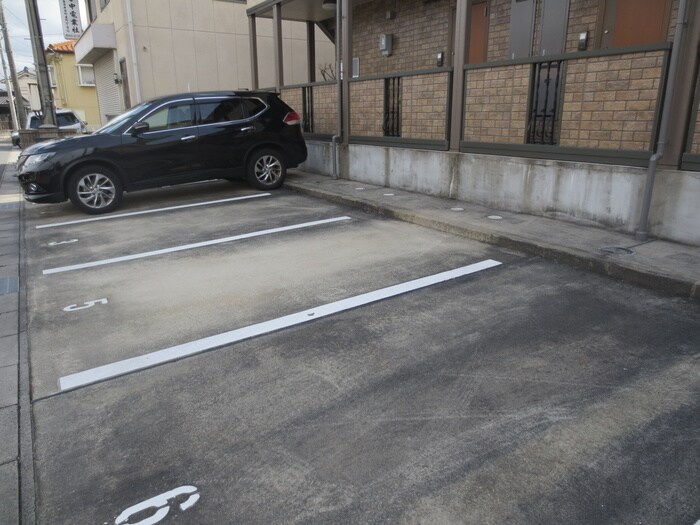 物件外観写真6　(駐車場)