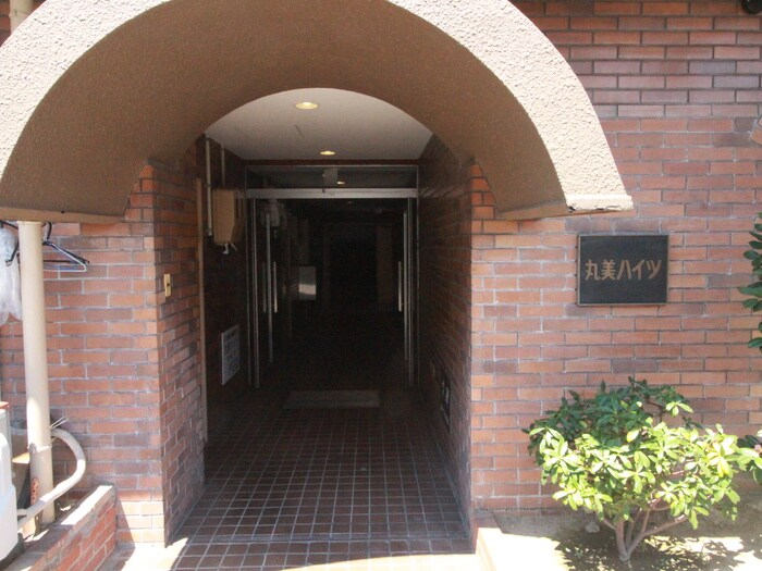 物件外観写真2　(エントランス部分)