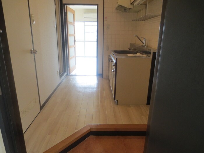 物件内観写真4　(玄関)