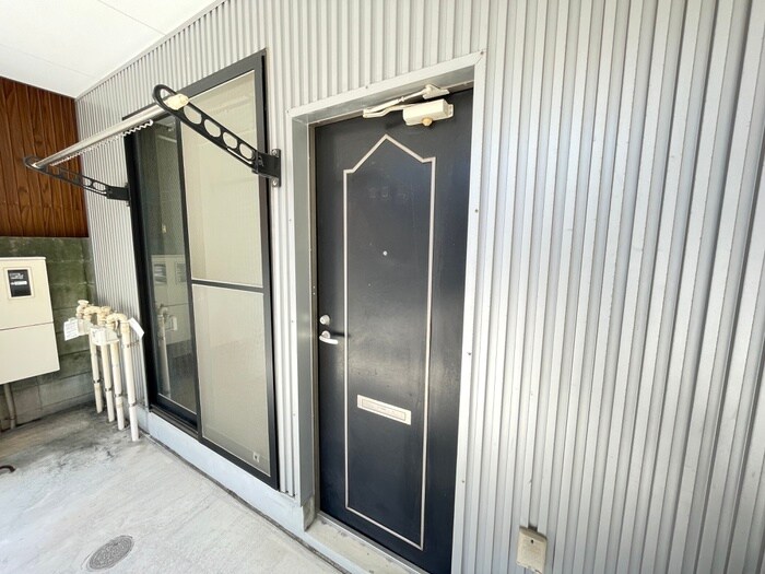 物件外観写真5　(エントランス部分)