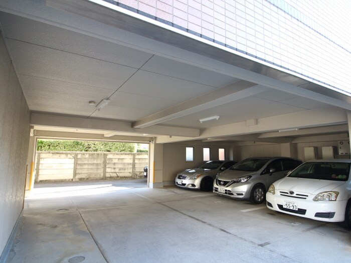 物件外観写真3　(駐車場)