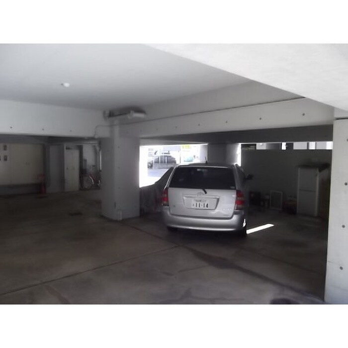 物件外観写真5　(駐車場)