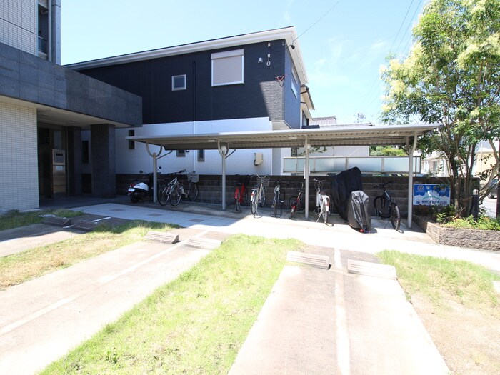 物件外観写真4　(駐輪場)