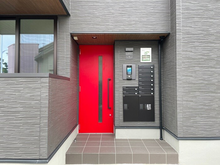 物件外観写真3　(エントランス部分)