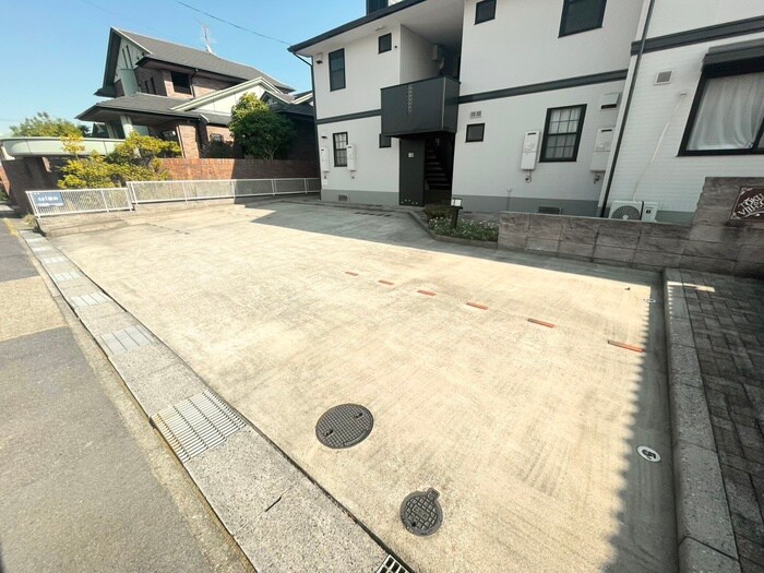 物件外観写真3　(駐車場)