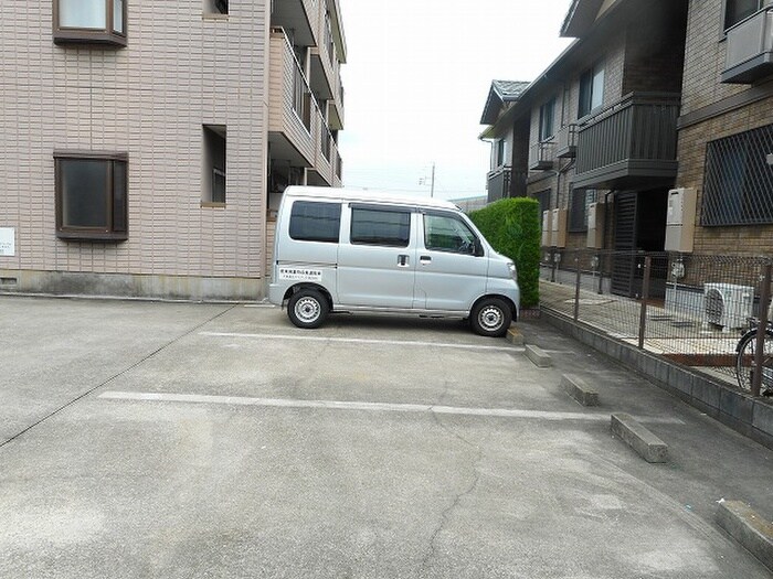 物件外観写真6　(駐車場)